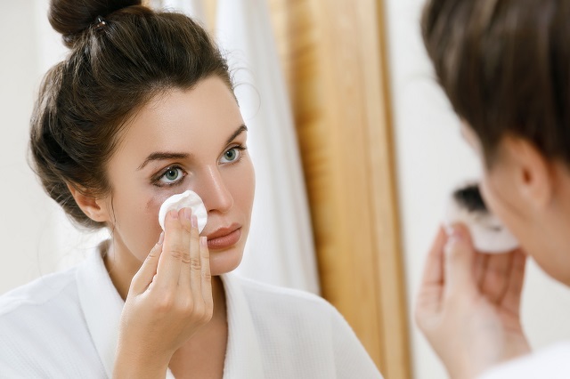 Zmywanie makijażu – poznaj skuteczne sposoby