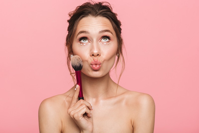 Wpływ makijażu na cerę – czy makijaż niszczy cerę?