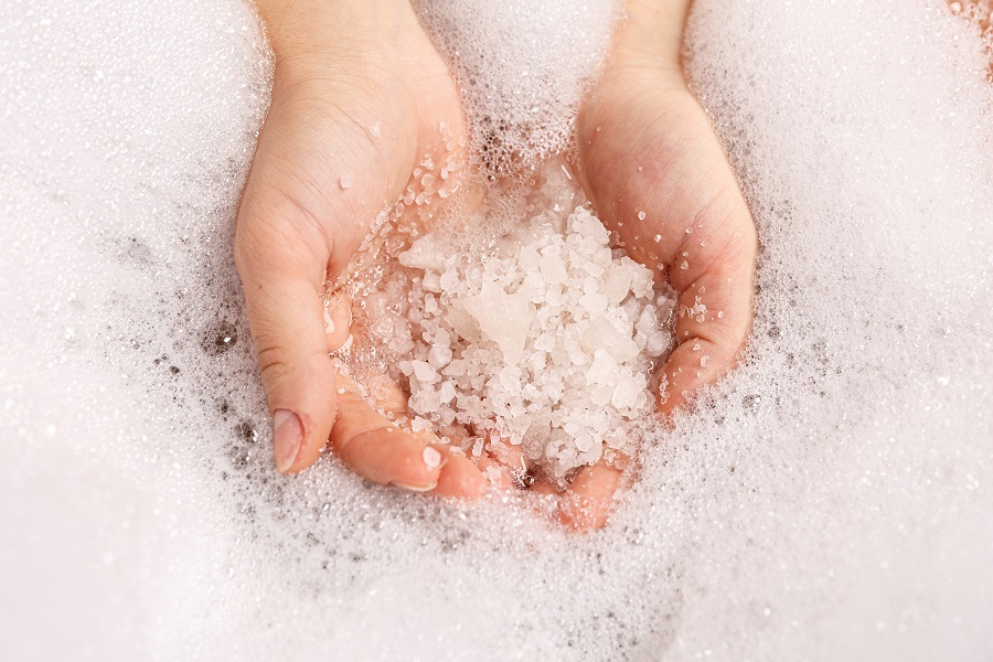 Sól do kąpieli – jak używać? Po co ją stosować?