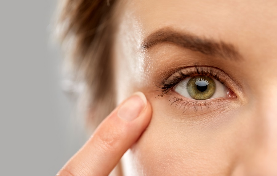 Sińce pod oczami – jakie kosmetyki pomogą się ich pozbyć?
